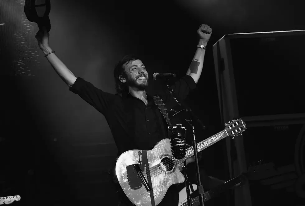 Chris Janson’s Favorite Grand Ole Opry Memories: A Vince Gill Duet, a Mel Tillis Intro and a Little Jimmy Dickens Photo Op